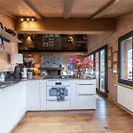 Modern And Bright In Centre